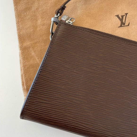 Auth VTG LOUIS VUITTON Brown Epi Leather Pochette - Picture 3 of 9